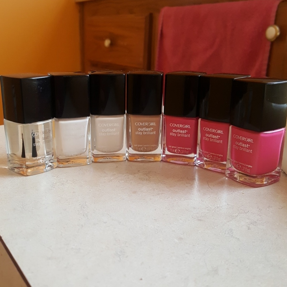 LOT OF 7 COVERGIRL NAILPOLISHES💅
